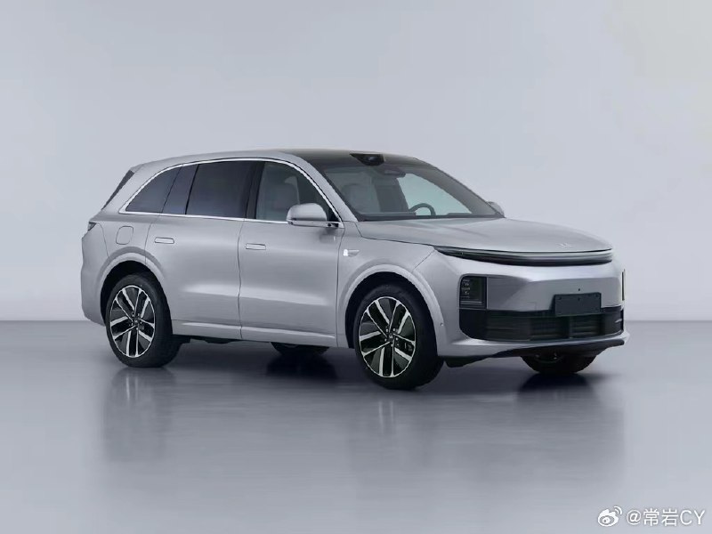 理想2024款L7的申报图来了，牌照架挪到了后门上。配图