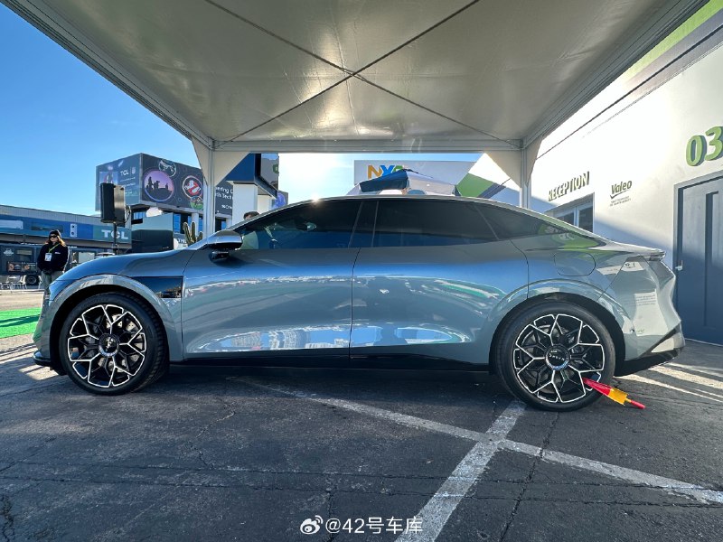 法雷奥的展台上，出现了一台极氪 007。配图