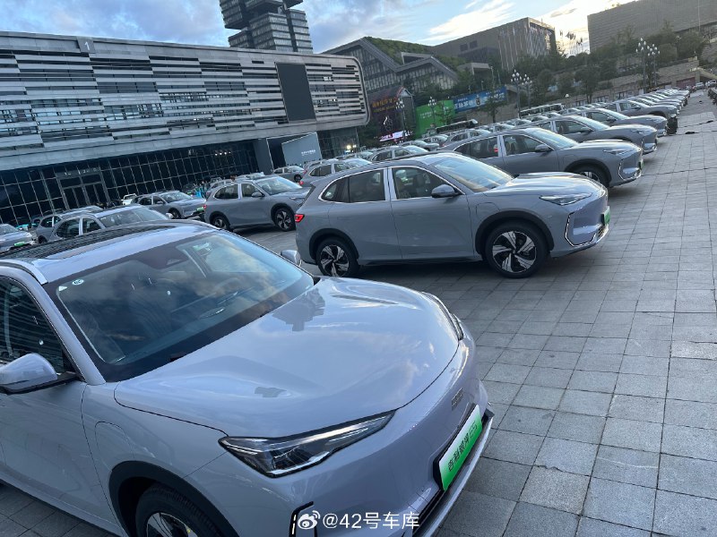 来吉利银河 E5 上市发布会了。配图