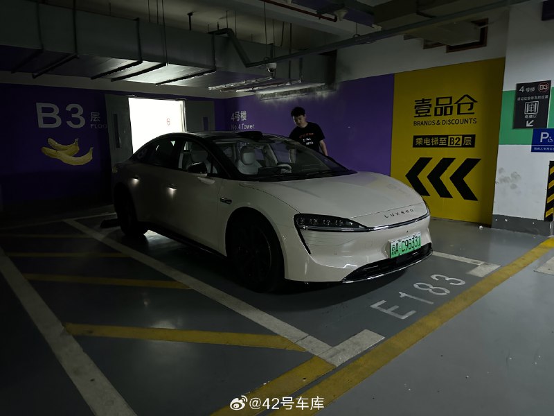 我们今天来跑一下智界 S7 Max+ 后驱超航智驾版，也就单电机 + 100 kWh 电池的版本，官方的 CLTC 855 km。我们满电跳枪后的 845 km，室外温度 36 摄氏度。配图