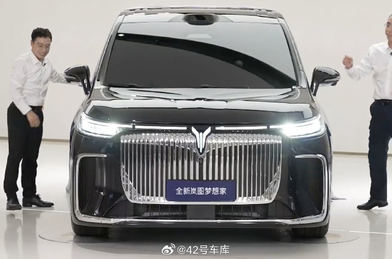全新岚图梦想家亮相了，有激光雷达和非激光雷达两个版本。配图