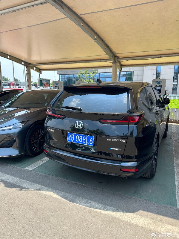 现在一个现象是，很多在服务区占着宝贵充电车位的油车车主，根本就不是没意识。配图