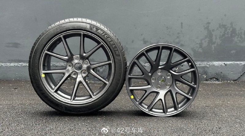 X 上曝光了一张或许是新款 Model 3P Highland 的轮毂照片。配图