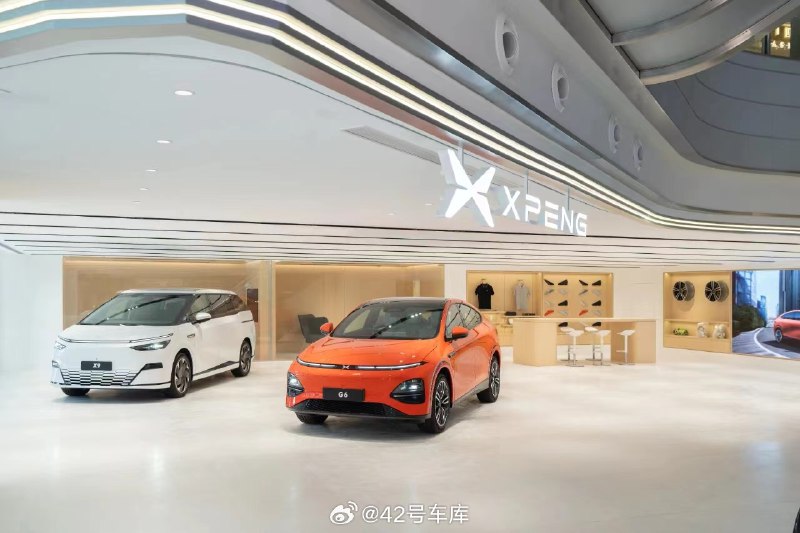 小鹏在香港的首家旗舰店开业了。配图