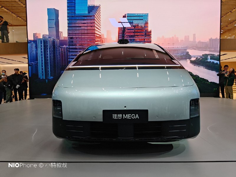 来一组 MEGA 大图，再加一个飞驰特效！😄配图