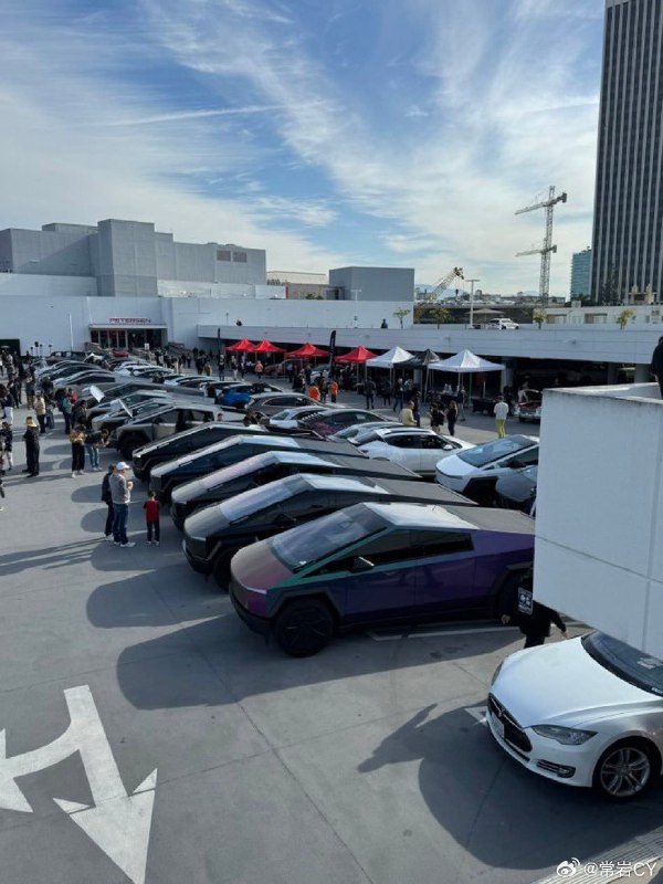 Petersen 汽车博物馆组织了一场 Cybertruck 用户大聚会，特斯拉首席设计师 Franz 也来到了现场。配图