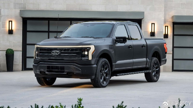 福特推出了哑光黑色版本的电动福特 F-150 Lightning，售价 10 万美元。配图