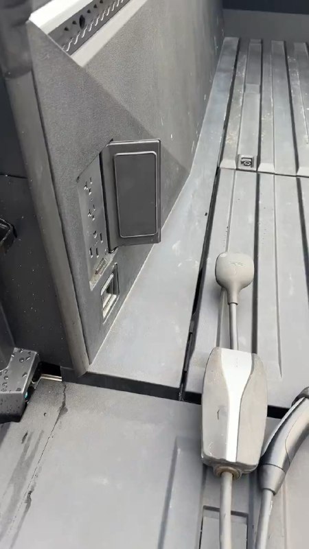 Cybertruck可以当做移动充电车了，只是充满一辆Model X需要八个半小时[doge]常岩CY的微博视频配图