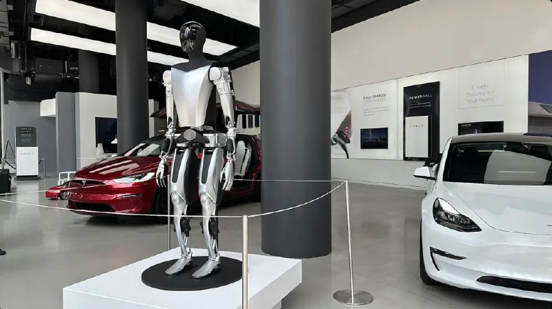 TeslaBot in Manhattan store https://t.co/9BOXX78dKU配图