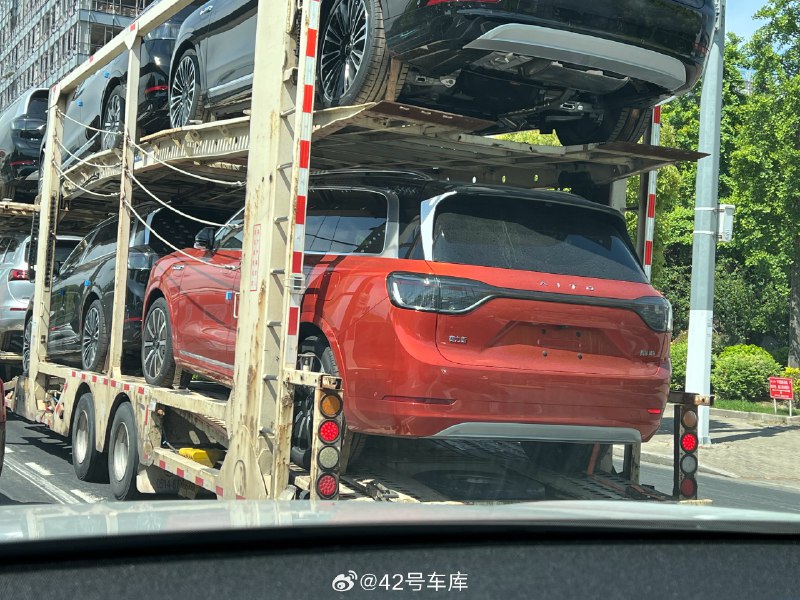 还是第一次遇到橙色的问界 M9，这颜色相当炸眼啊，感觉一般人 hold 不住[二哈]路上还遇到过绿色的问界 M9，气场非常强。配图