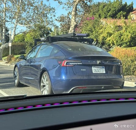 特斯拉的 Robotaxi 測試車在最近更改了配置，在前保險槓上增加了攝像頭，並安裝了更多的激光雷達用於校準。配圖