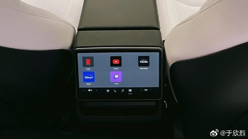 BREAKING: Model 3 也有後排大彩電了。🙃配圖