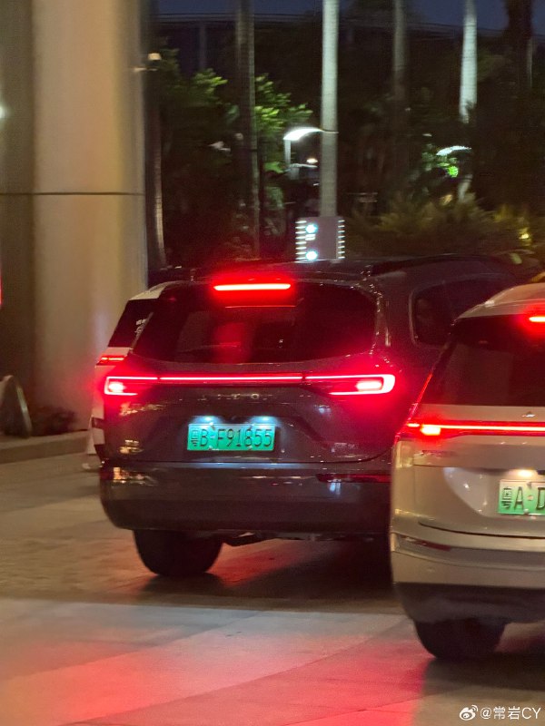 在酒店門口碰到了@餘承東 ，然後看到了奔馳負責大中華區的唐仕凱也進去了，雖然沒有啥關係。但真希望這倆能合作點什麼[doge]配圖