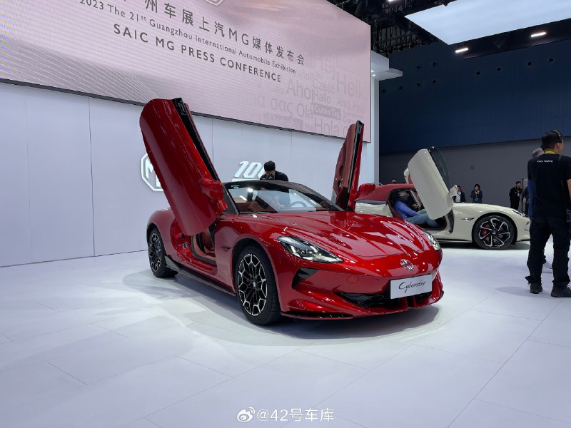MG Cyberster 上市，售价 31.98 万元 - 35.98 万元。配图