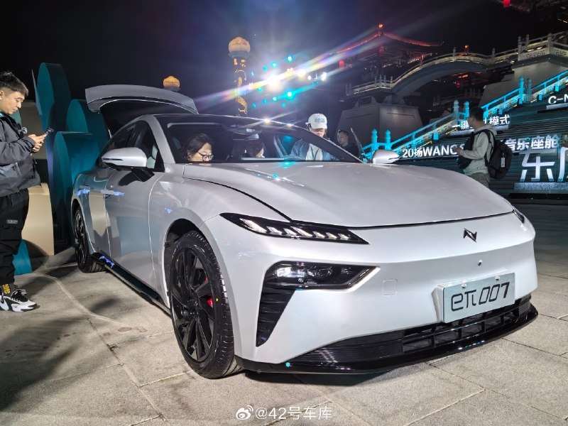 东风 eπ007 这款车颜值还是相当可以，满分 10 分，大家给几分～配图