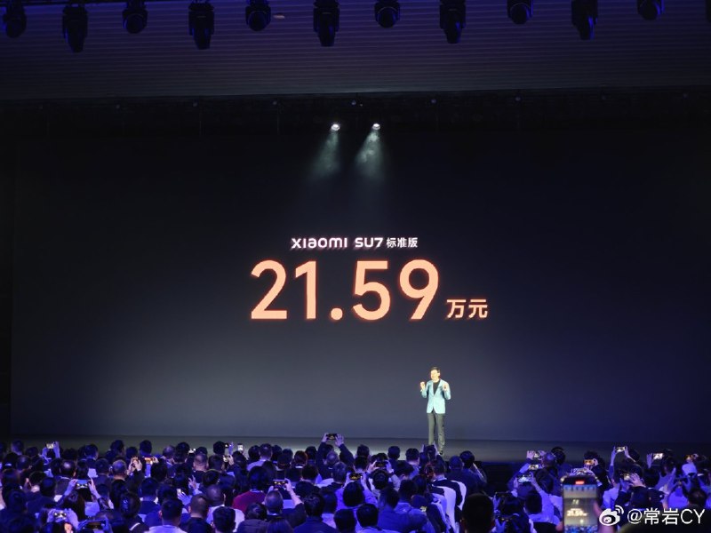 小米 SU7 标准版 21.59 万。配图