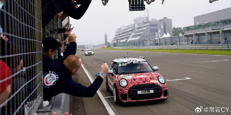 MINI 宣布将于 Q3 发布的全新一代的 MINI John Cooper Works PRO 在纽博格林 24 小时耐力赛中荣获同级别第一名。配图
