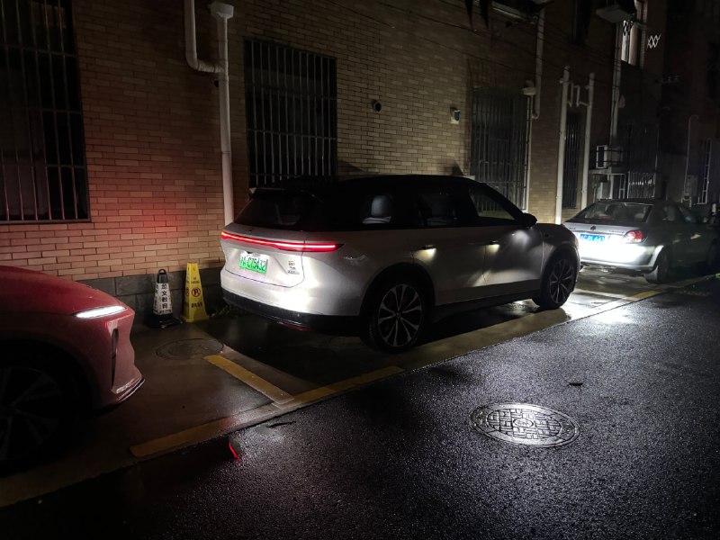 自从买了MEGA，邻居都默认给我留出巨大的空间来停车[允悲]配图