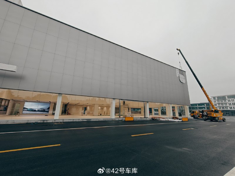 松江的小米汽車門店看起來馬上就要裝修完成了，整個展廳的佈置看起來除了會擺放展車之外，小米之家的手機 + 智能家居等小米生態產品也會入駐。配圖