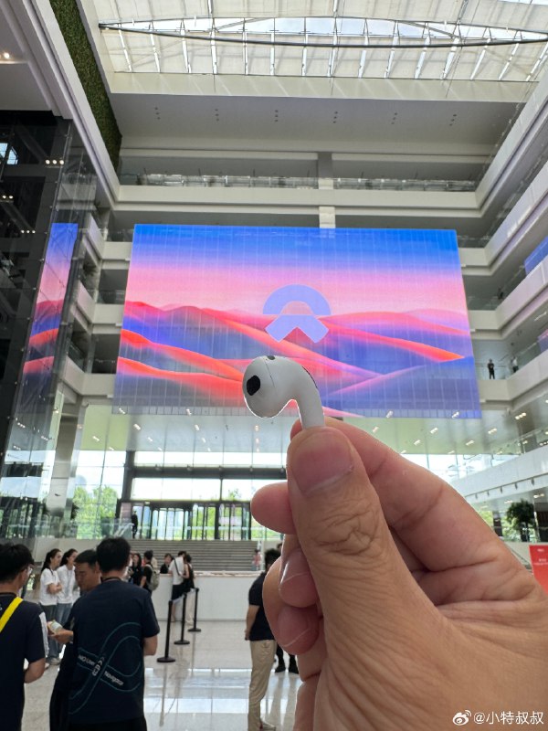 谁的耳机掉了，帮你放签到处了。配图