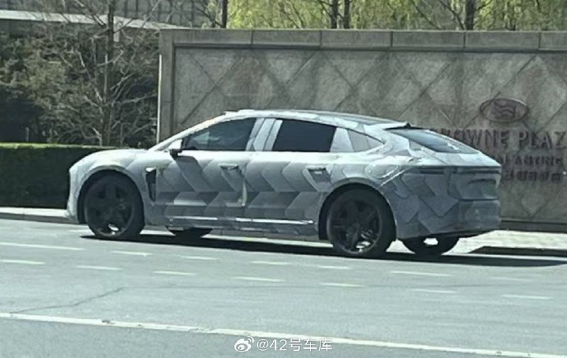 住安亭就是好，出门就能遇到各种伪装车，比如蔚来 ET9，这个车身形态看起来还是很与众不同的，跟奥迪一款概念车的风格很类似。但估计会有很多人觉得它看起来不够行政🤔配图