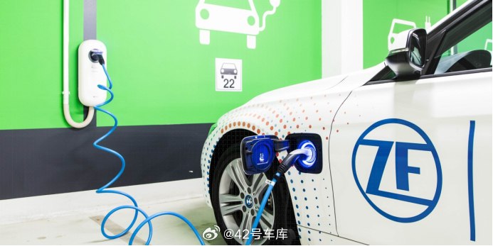 德国汽车零部件巨头采埃孚近日宣布，计划到 2028 年底前，将其德国员工人数从当前的 5.4 万人削减至减少 1.1 万到 1.4 万人之间。配图