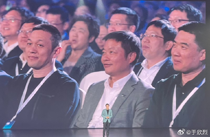 SU7 发布会现场第一排，哥儿仨还真是按蔚小理顺序排排坐。配图