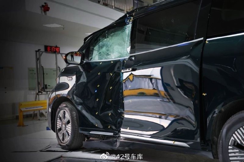 翼真 L380 进行了全球首个纯电 MPV 双柱碰撞测试。配图