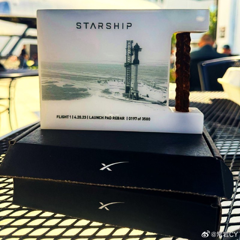 SpaceX 的员工收到了一份珍贵的纪念品。配图