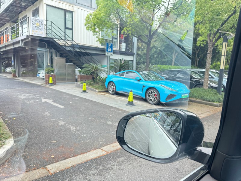 同样是给年轻人的电动轿跑，这台GT看着也帅，但貌似都没人提了。配图
