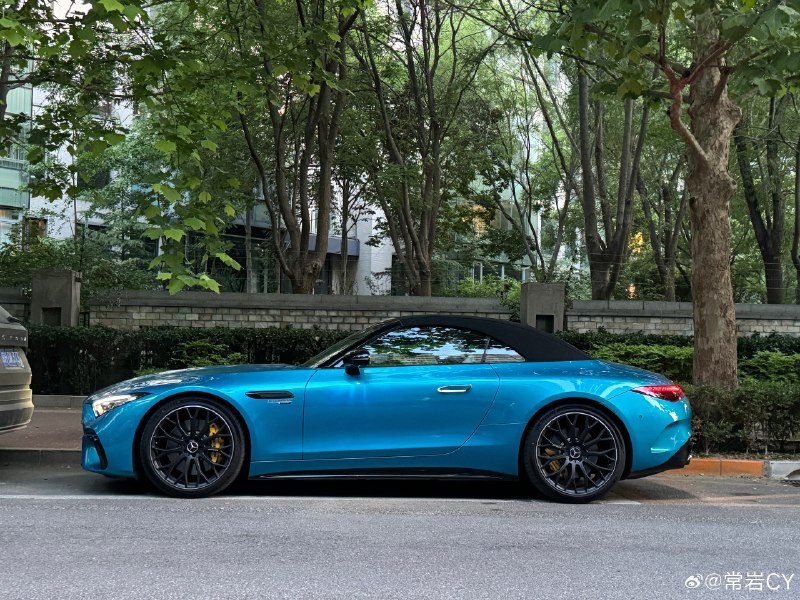 开一辆 AMG SL 63 4Matic 出门的好处是，确实没有人在路上别你了。 北京·三元桥配图
