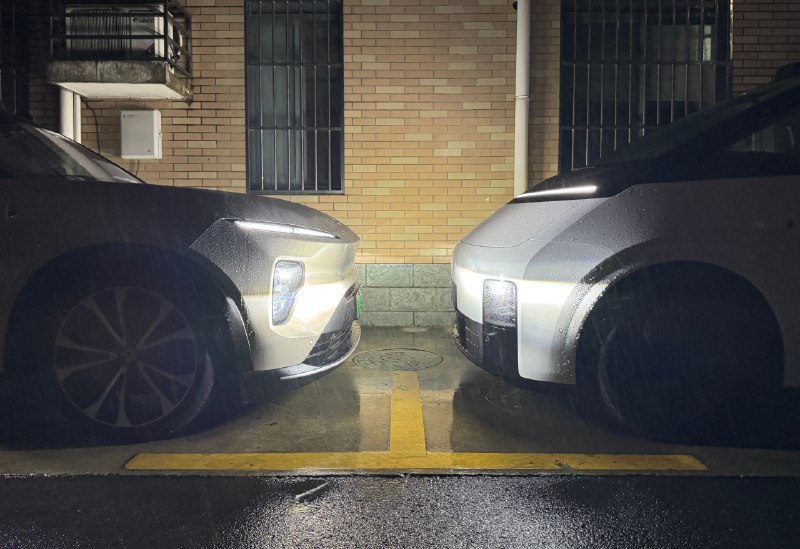 当ES8在家的时候，我基本上要花三分钟时间才能把MEGA揉进来车位。[苦涩]配图