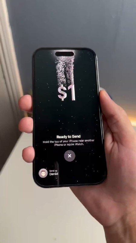 iOS 18 上的 Apple Cash 转账动画，能够生动地让你看到你的钱是怎么消逝的[二哈]常岩CY的微博视频配图