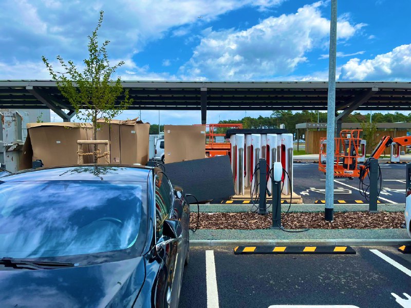 NEWS: More V4 Superchargers being installed at Giga Berlin.配圖
