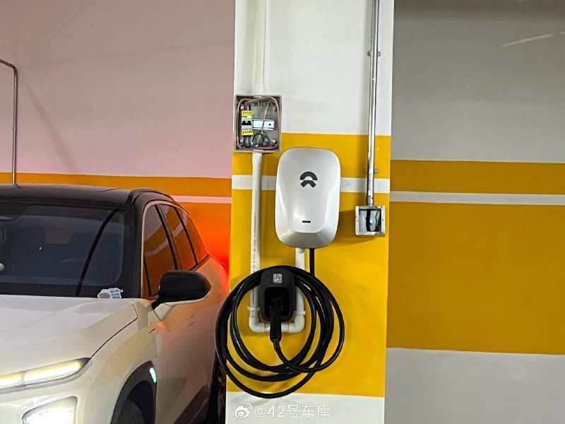 趁着元旦假期，把老 ES6 的交流桩用新车置换权益换成了同是 7kW 的直流桩，因为蔚来 NT1 的交流桩用的也是 10 平方的线，所以这次直接换桩就行。配图