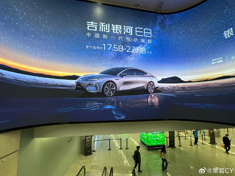 大吉利在萧山机场 T4国内出发租的这个大屏可以算是国内机场位置最好的汽车广告位了。配图