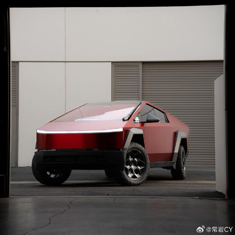 绿色的Cybertruck有了，红色的还会远吗？配图