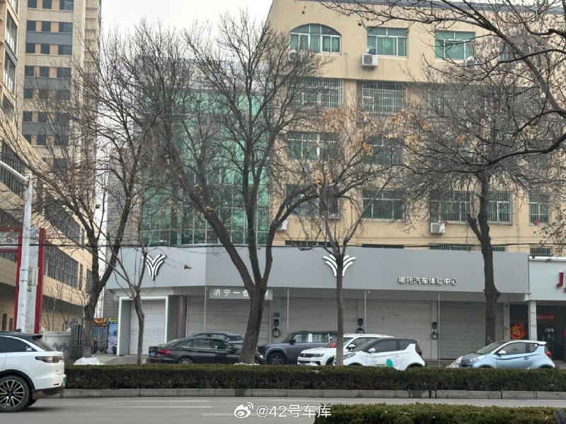 在老家县城里看到了哪吒汽车的门店，不过还没在街上见到过哪吒汽车。配图