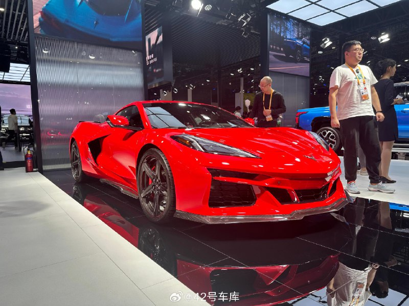 进博会现场，雪佛兰 CORVETTE 科尔维特 E-Ray 混动跑车中国首秀。配图
