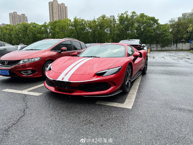 在车管所看到一辆没有上牌的法拉利 296 GTB,这个拉花大家觉得好看吗?配图