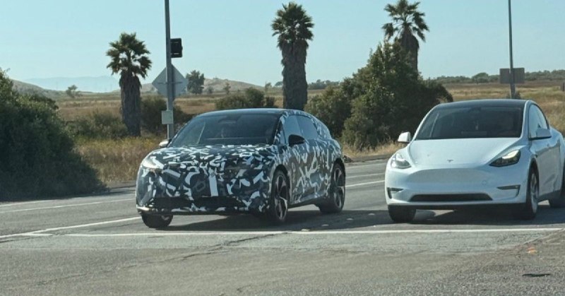 Lucid Cosmos 原型车路测与 Model Y 并排对比配图
