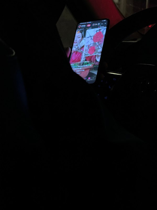 打了个专车，这司机突然跟我说等我两分钟，然后把车停路边了在直播间抢东西。[苦涩]配图