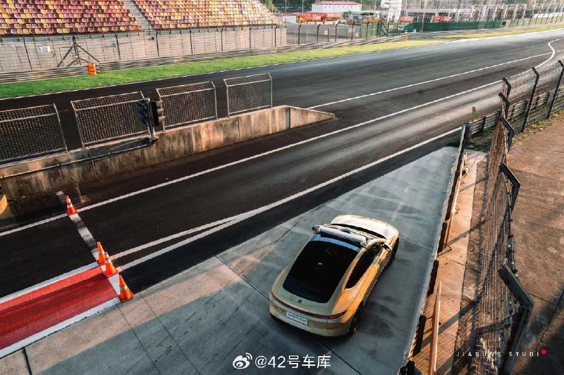 ET5 在上海 8 小时耐力赛作为安全车出现了一下配图