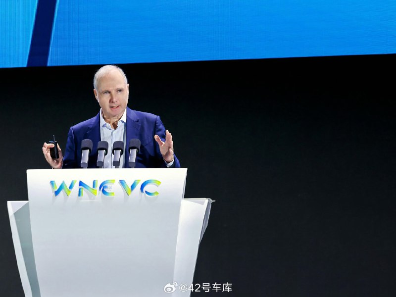 在 2024 世界新能源汽车大会开幕式上，宝马集团董事高乐表示，支持自由贸易，欢迎中国车企在欧设厂。配图