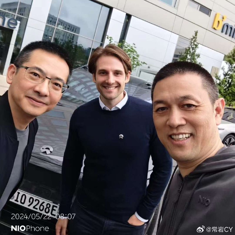 李斌和秦力洪正在直播开车从法兰克福到阿姆斯特丹，但是我的朋友圈都在刷屏图中的第三个人……配图