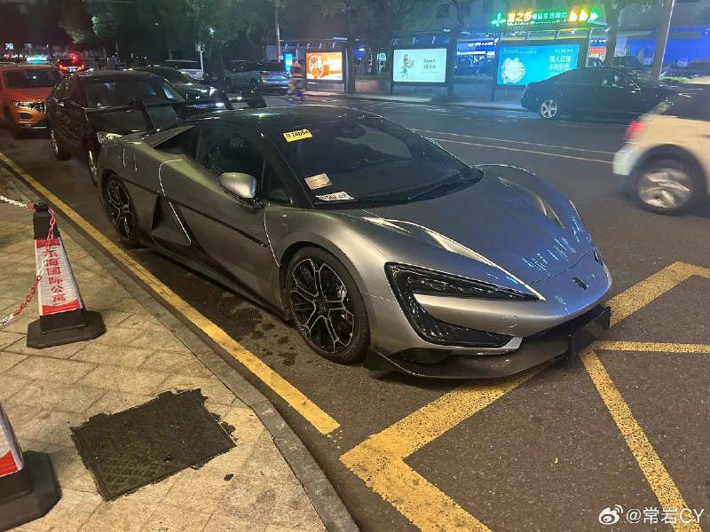 仰望U9出街了，这尾翼是真夸张。配图