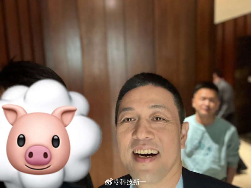 我在旁边说了句，不是NIO Phone差评，斌哥说：没事没事，哈哈哈配图