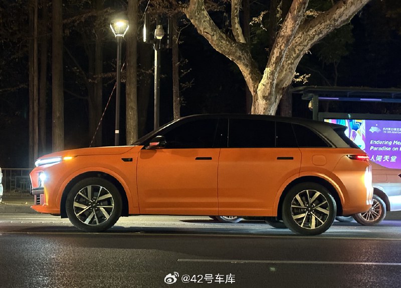 在路上拍到了這個顏色的理想汽車，大家覺得好看嗎？配圖