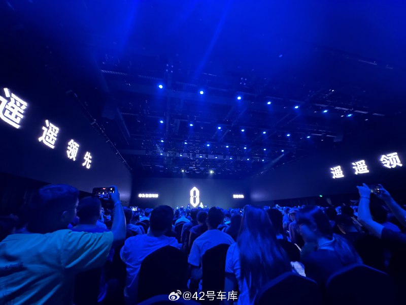 在問界新 M7 發佈會上被遙遙領先包圍[doge]配圖