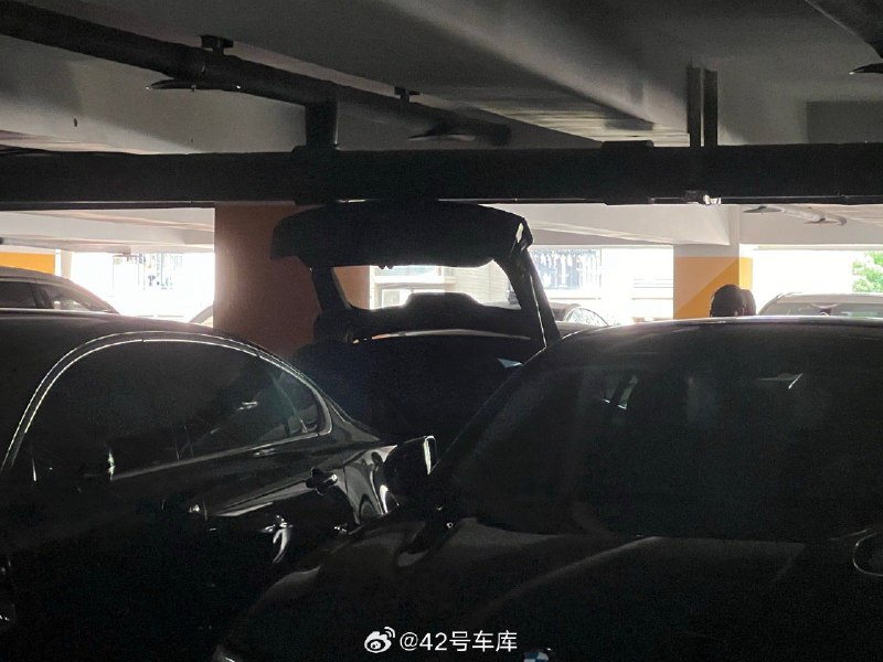 大家在商场的停车场开关门还是要小心配图